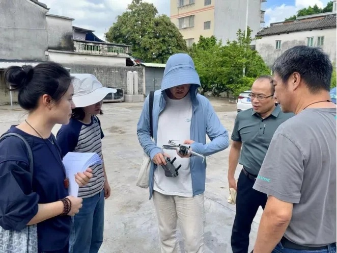 省普查办队员运用无人机航拍查看古建筑平面布局情况，智慧博物馆